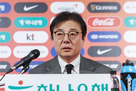 많은 고심 끝에 황선홍 축구대표팀 임시 감독이 손흥민과 함께 태국전 출격할 선수 명단에 이강인을 투입할지 안 할지