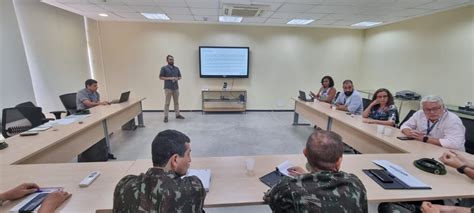 Chefe do Preparo da Força Terrestre conhece o simulador do Guarani