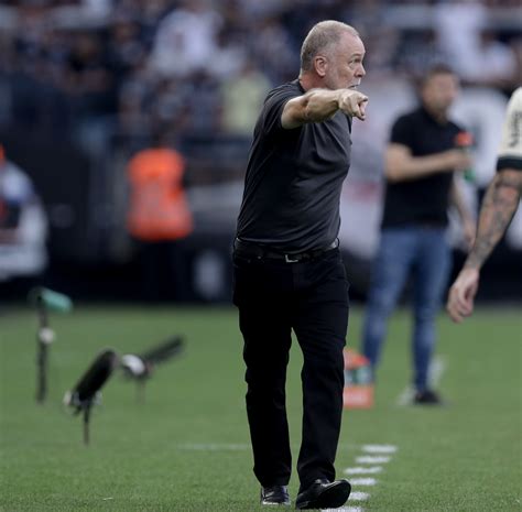 Mano Menezes possui os piores números entre os técnicos do Corinthians