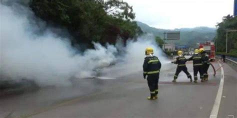 红河州个旧市一辆轿车在行驶中发生自燃起火，熊熊大火已吞噬车头！搜狐汽车搜狐网