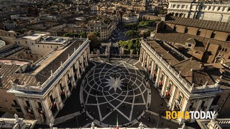 Piazza Del Campidoglio Da Antica Sede Del Potere Cittadino A Elegante