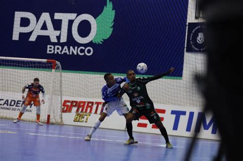 Cl Ssico Das Penas Rivalidade Entre Pato E Marreco Vai Al M Do Futsal