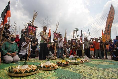 Warga Gelar Kirab 7 Tumpeng Di Gilingan Solo Sambut Pernikahan Kaesang