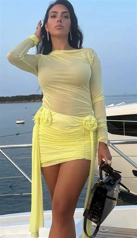 Georgina Rodríguez paraliza la cancha con su combo más audaz