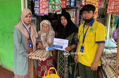 Bank Kalsel Salurkan Bantuan Paket Sembako Kepada Ibu Ibu Dhuafa Dan