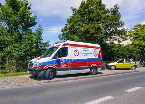 Szczecin Zderzenie Karetki Z Samochodem Osobowym Dwie Osoby Ranne