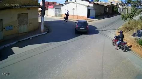 Motociclista Voa Ao Ser Atingido Por Carro Em Cruzamento Da Grande Bh