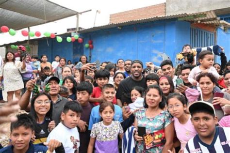 Jefferson Farf N Entrego Regalos A Ni Os De Asentamiento Humano Por