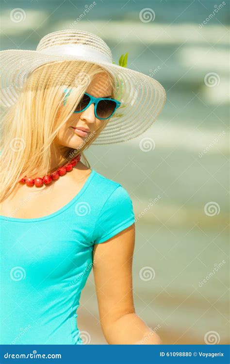 Belle Fille Blonde Dans Le Chapeau Sur La Plage Photo Stock Image Du