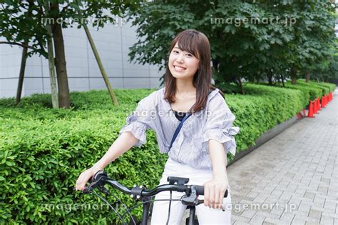 電動自転車で子供を送るお母さんの写真素材 [112941755] イメージマート