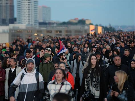 Des Manifestants Bloquent Une Autoroute Apr S Des Tueries De Masse