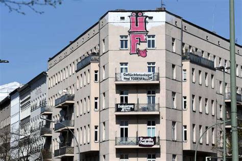 On the façade of a building on Neuköllner Hermannplatz hang banners