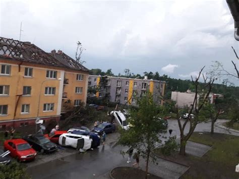 Tornado Colpisce La Regione Di Hodonin In Repubblica Ceca Morti E