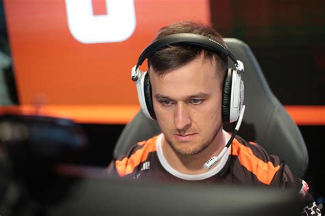 El Jugador De Virtus Pro PashaBiceps Amenaza De Irse Del Equipo Si No