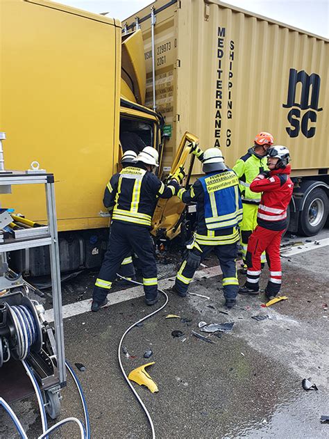 Verkehrsunfall Mit Lkw Personen Eingeklemmt Kreisfeuerwehrverband