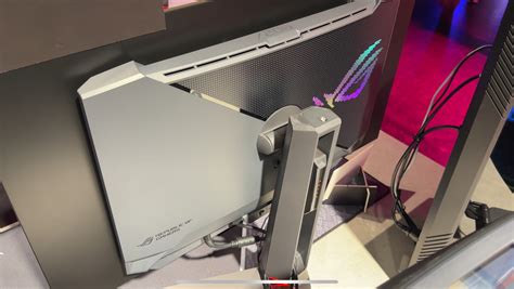 华硕 Rog Swift Oled Pg32ucdm 作为首款兼具 4k 和 240 Hz 视觉效果的 Oled 游戏显示器亮相