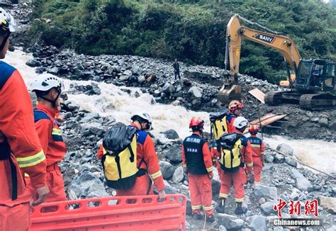 四川天全泥石流灾害：消防员全力搜寻失联人员 搜狐大视野 搜狐新闻