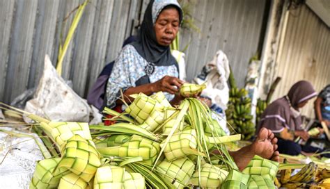 Permintaan Kulit Ketupat Naik Jelang Idul Fitri