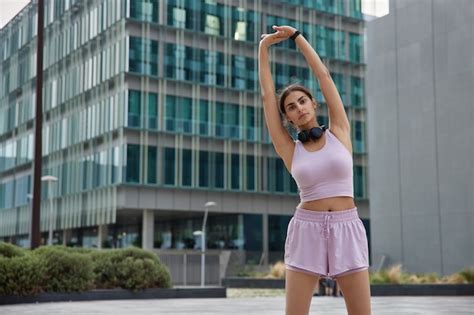 La Mujer Practica Deporte Beneficioso Para La Salud Levanta Los Brazos