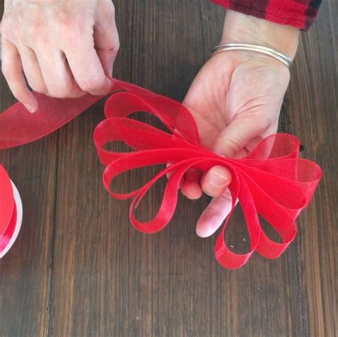 How To Make A Christmas Bow In Easy Steps Christmas Bows Diy