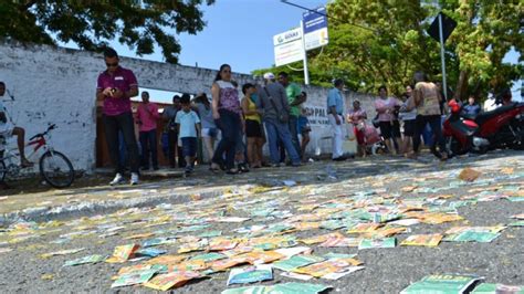 Garis recolhem 25 toneladas de lixo eleitoral após primeiro turno O Hoje