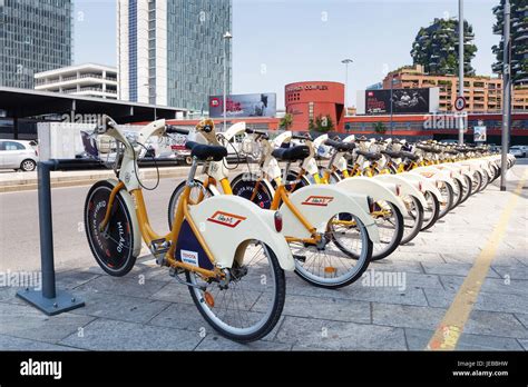 Ciclo de alquiler estacionado fotografías e imágenes de alta resolución