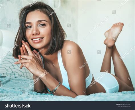 235367 Bra Model Bilder Stockfotos Und Vektorgrafiken Shutterstock