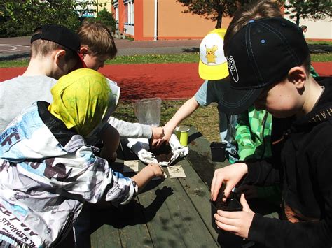 Dzieci z klasy 2 A biorą udział w programie edukacyjnym ZDROWOROSNA