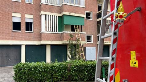 Fiamme In Casa Donna Salvata Dai Vigili Del Fuoco