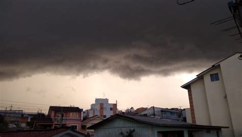 Tempestade de granizo atinge vários bairros de Curitiba nesta terça