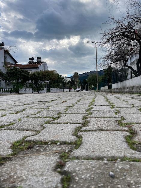 Un Camino Pavimentado De Ladrillos Con Una Calle Al Fondo Foto Premium