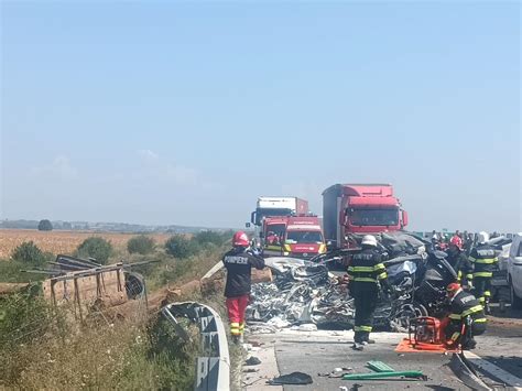 Un tir încărcat cu lemne a făcut dezastru pe autostradă în apropriere