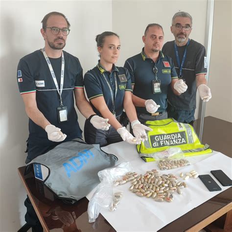 Sbarca al Galilei con più di un chilo di ovuli di eroina e cocaina in