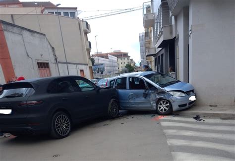 Altamura Carambola Fra Tre Auto All Incrocio Due Feriti