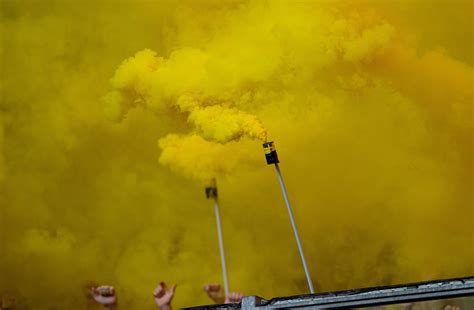 Revierderby Fans Von Borussia Dortmund Z Nden Pyrotechnik