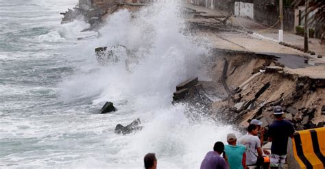 Erosão deixa rastro de destruição em orla de praia no Rio Fotos UOL