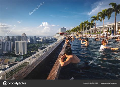 Wonderful Rooftop Infinity Pool Singapore – Stock Editorial Photo ...