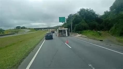 Caminhão tomba na Régis Bittencourt em Juquiá SP