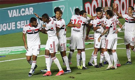 São Paulo vence o Bragantino gol contra e dispara em seu grupo no