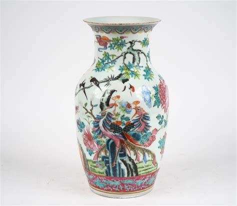 Chine début XXe siècle Vase balustre en porcelaine et émaux de