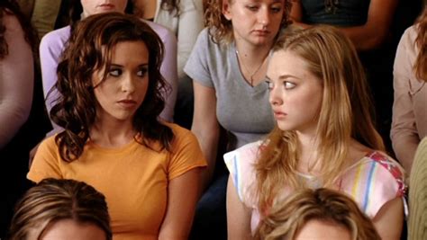 Lacey Chabert E Amanda Seyfried In Una Scena Del Film Mean Girls 119356 Movieplayerit