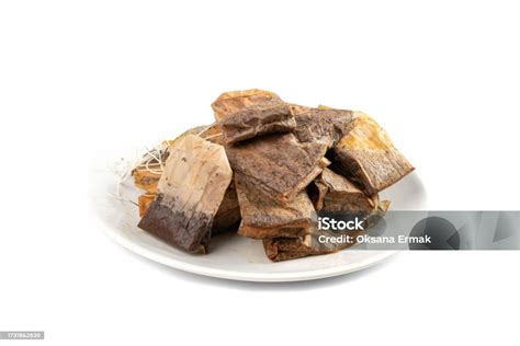 tumpukan teh celup bekas terisolasi  kantong teh basah tua sampah