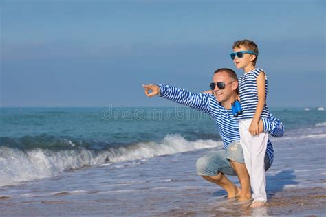 Pai E Filho Que Jogam Na Praia No Tempo Do Dia Conceito De Imagem De