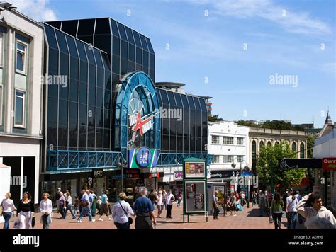 People bournemouth town centre hi-res stock photography and images - Alamy