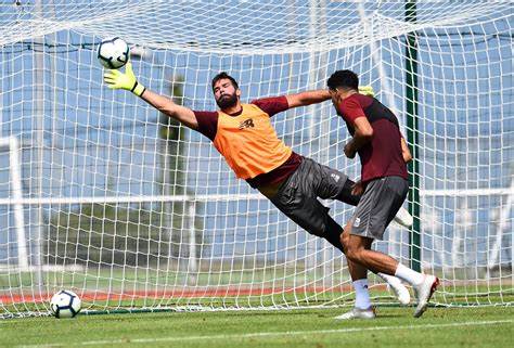 Alisson vai estrear pelo Liverpool no sábado e diz que está se sentindo