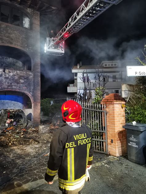 Pineto Auto E Tettoia A Fuoco Evacuata Una Palazzina A Borgo Santa