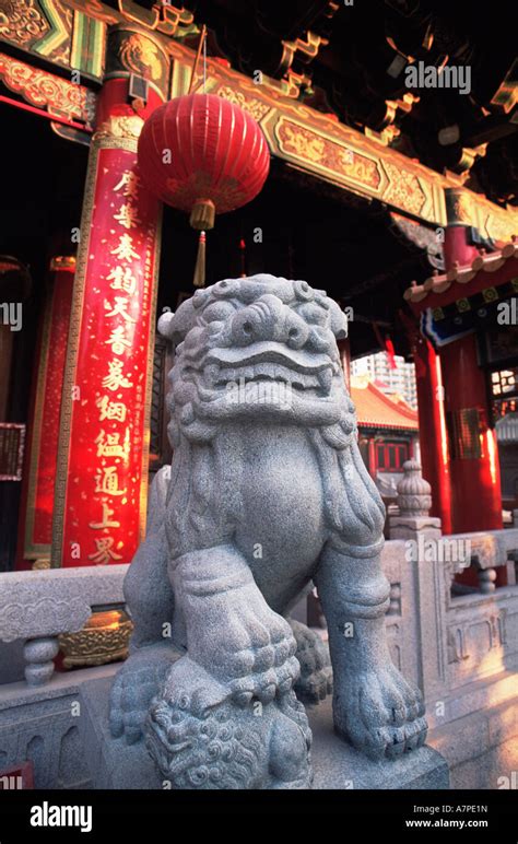 China Hong Kong Lion Statue At Wong Tai Sin Temple Stock Photo Alamy