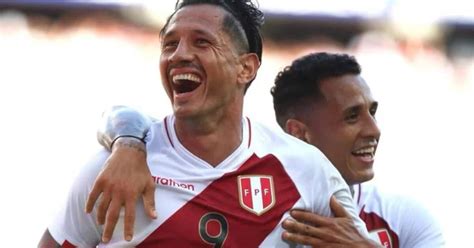 Gianluca Lapadula Yoshimar Yotún se rinde ante el delantero de la