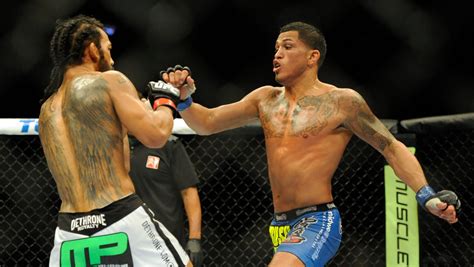 UFC 164: Pettis taps Henderson for lightweight crown