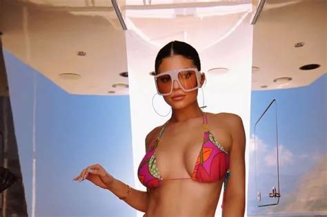 Kylie Jenner Poses Nude As She Snuggles Her Duvet In Bed Snaps Amid Claims She S Living With